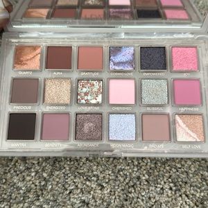 Brand New Huda Beauty rose quartz eyeshadow palette.